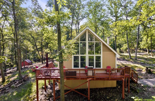Modern Cabin w Hot Tub & Indoor Pool/Gym Access!