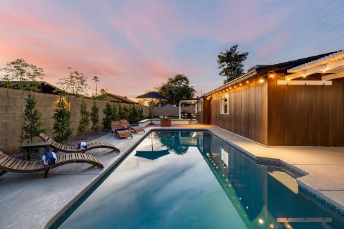 Modern Cactus Home - Luxe with Spa-baths Pool & Firepit