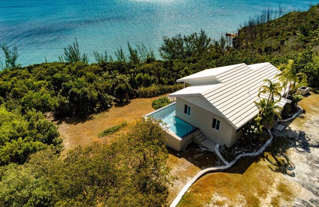 Modern Caribbean-Front Home w Large pool in TOP Location-Snorkel-Cave-SUP-Kayak!
