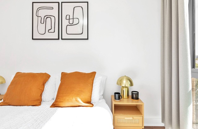 Modern Central Luxe Apt with Balcony and Views/10 mins from Tower Bridge!