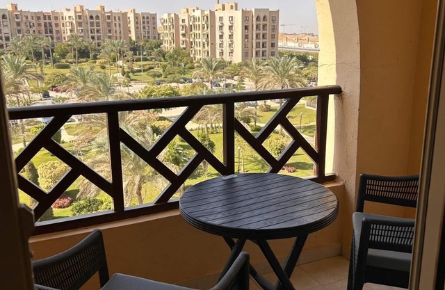 Modern charming 2-bedroom apartment with AC, WiFi in Rehab city -new cairo