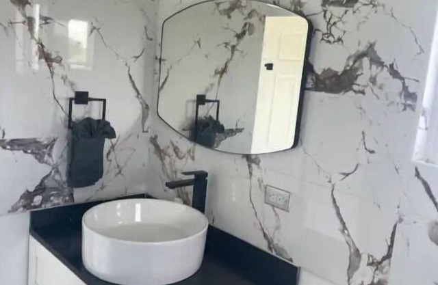 Modern Chic 1 bedroom Cottage -walk to beach