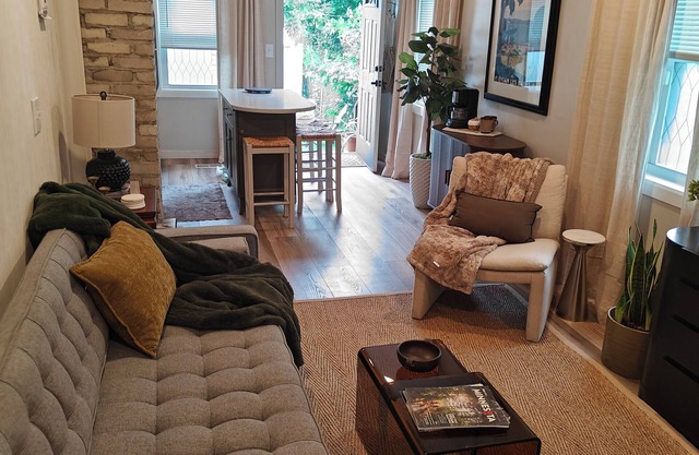 Modern City Home, WI-FI, Privacy, 1-mile downtown St Paul