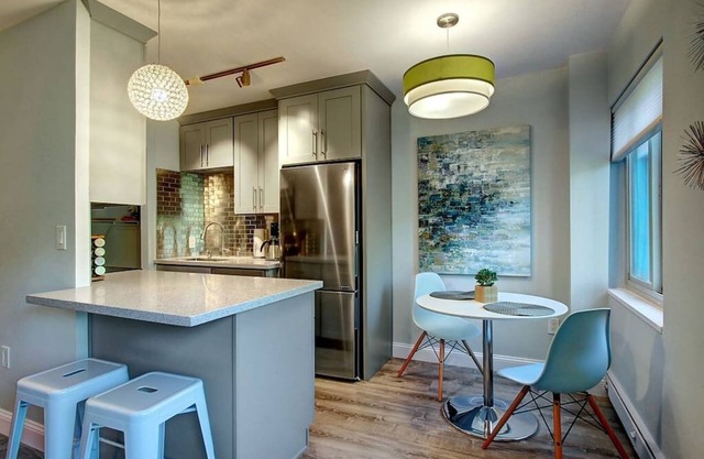 Modern Coastal Downtown, King bed, Work Desk, Kitchen