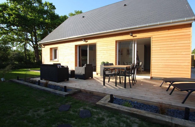 Modern coastal home pet-friendly with enclosed garden and parking