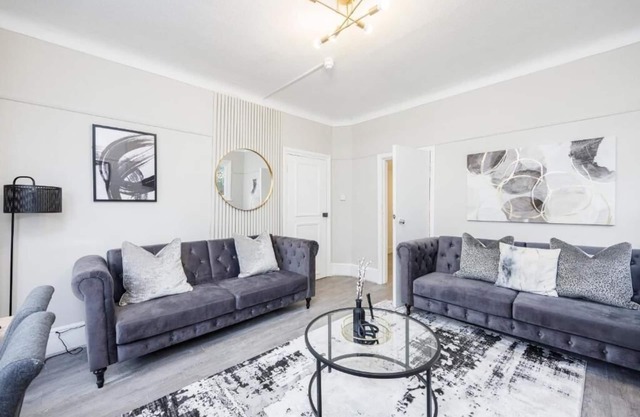 Modern & Comfy 2BR City Centre Near High St by Luxiety Stays