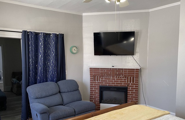 Modern, convenient & clean. Walk to ELM/SNHU arena