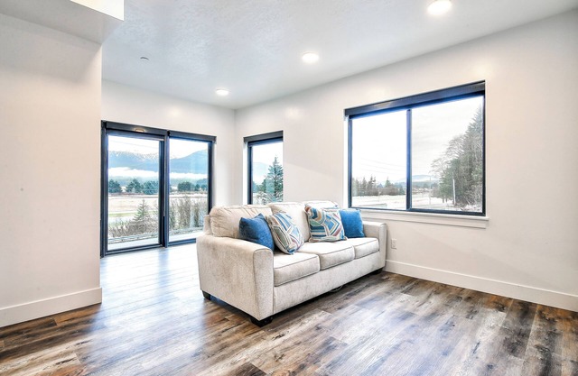 Modern, convenient condo!