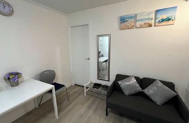 Modern&Cozy 1 Bedroom Suite - Private Entrance - 10 mins to Downtown Vancouver
