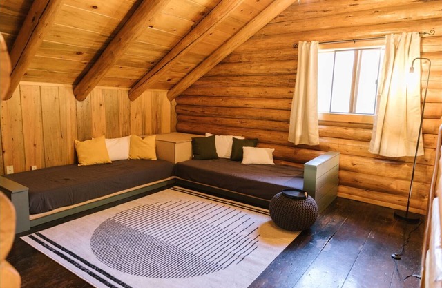 Modern-Cozy LOG CABIN near La Pine state park
