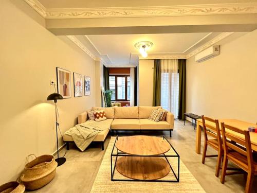 Modern Design, 3BR,AC, 1 min walk from Taksim Square
