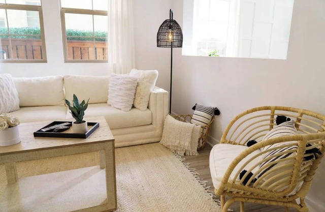 Modern Designer Home w/King Bed - 30 minutes to all the theme parks!