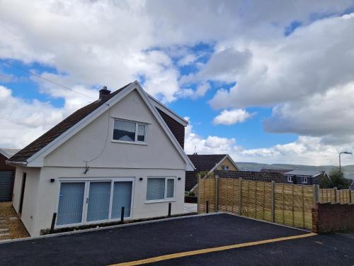 Modern Detached 3 bedroom home with off-road parking & bike store
