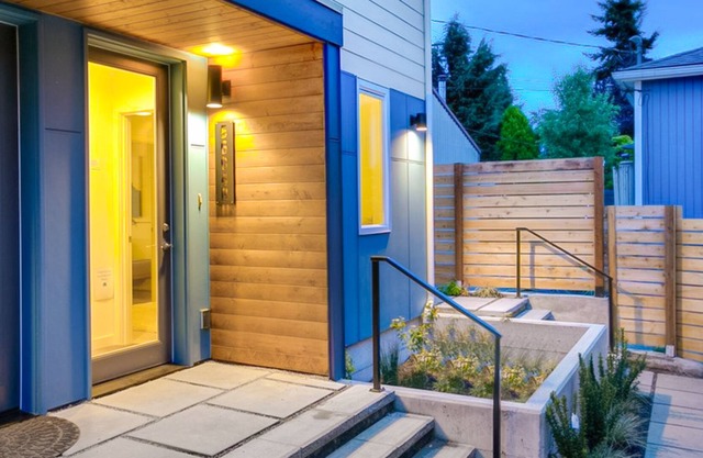 Modern, dog-friendly townhome with roof deck, W/D & prime West Seattle location