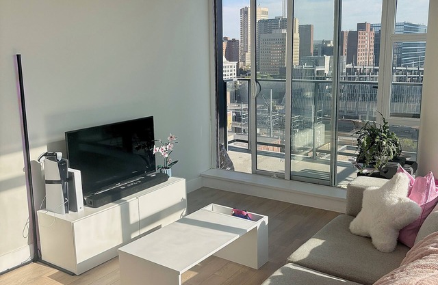 MODERN DOWNTOWN APARTMENT - Only a 5 minute walk to the Stampede grounds.