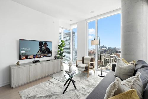 Modern Downtown Retreat - Sleek Patio Oasis