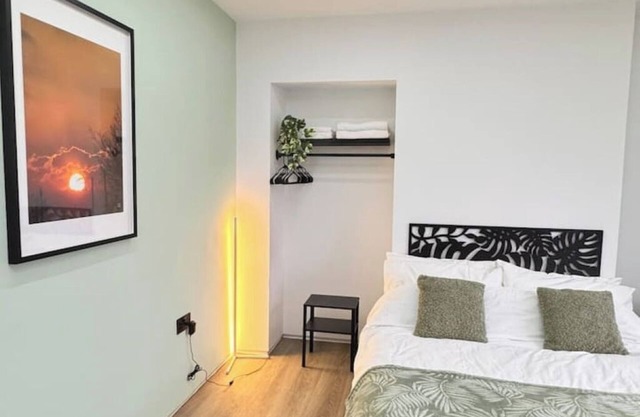 Modern en-suit room in bristol 1
