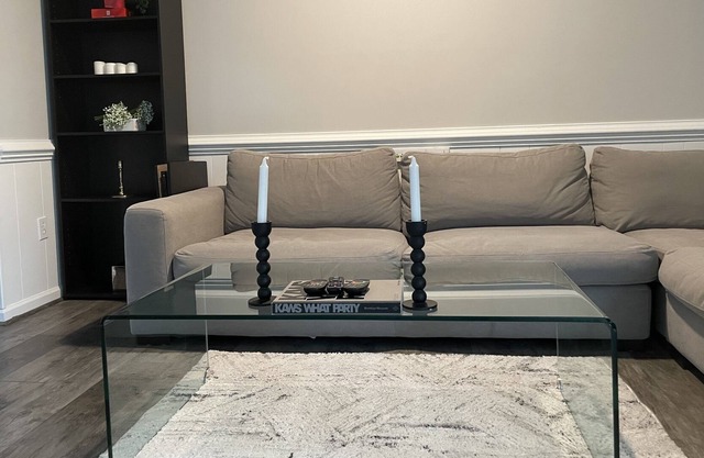 Modern Escape King Suite- 8 mins from greenbrier mall