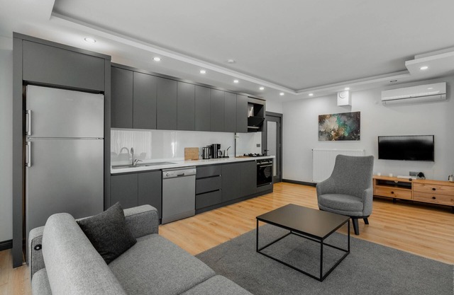 Modern Flat w Patio and Garden 5 min to Lara Beach