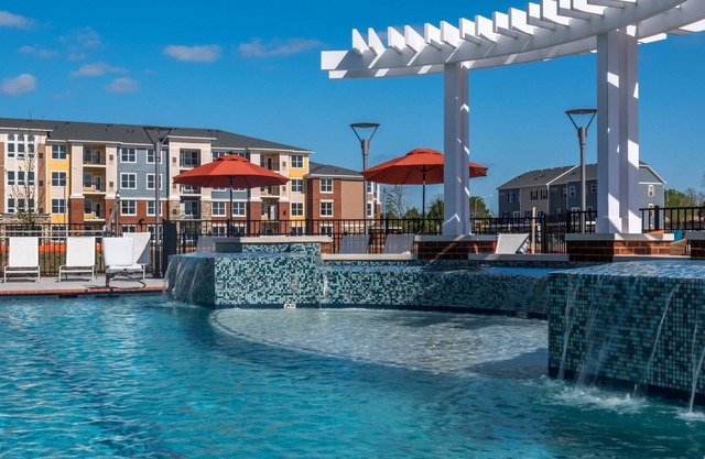 “Modern Gem overlooking “Coffee Shop” 15 mins from Beach