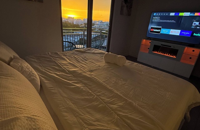 Modern High Rise by Brickell with Sunset Views Rooftop Pool Spa and Free Parking