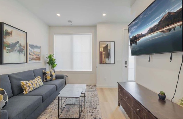 Modern Hillhurst Home, Rooftop Patio & 2 King Beds