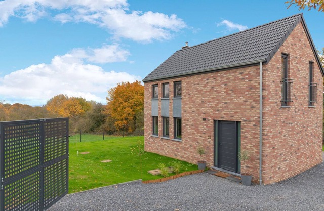 Modern holiday home in Noiseux with fenced garden