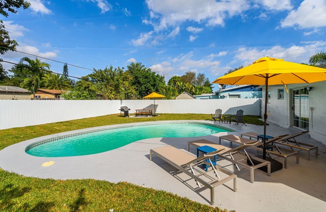 Modern Home 3Bedrooms with Pool, 18 mins to Ocean