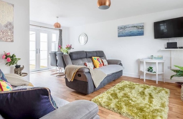 Modern Home 5 Mins Walk to Beach, Parking & Garden