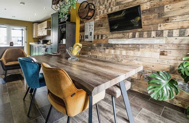 Modern home in the Hull Marina
