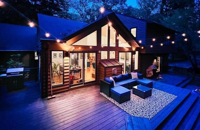 Modern Home ✶ LUXE ✶ Dual King ✶ HotTub ⚡️WiFi ✶ Mid Century Office