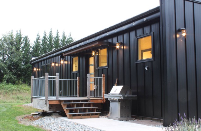 Modern home on acreage + frisbee golf… 3-bedroom house with WiFi in Monroe