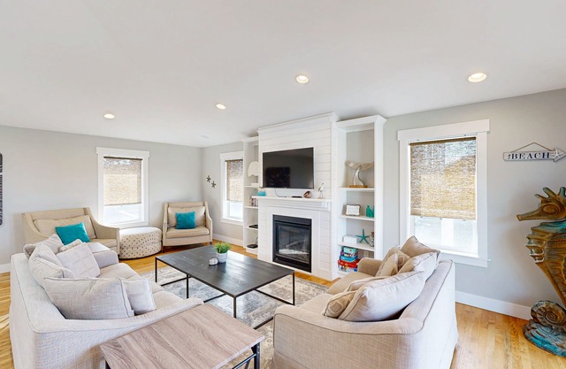 Modern home with private hot tub, ocean views & beach access nearby