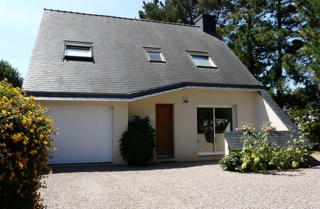 Modern house - 100 m from La Mine d'Or beach on enclosed wooded grounds