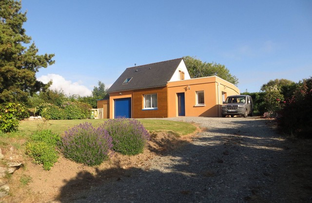 Modern house, quiet, very bright with garden and terraces