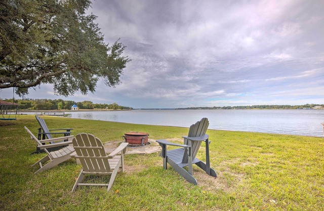 Modern Lake Conroe House w/Lakefront Park & Deck!
