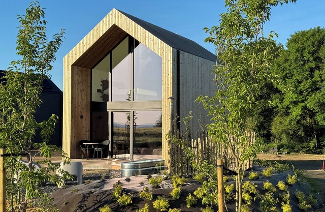 Modern lodge for 2 with a hot tub and a firepit