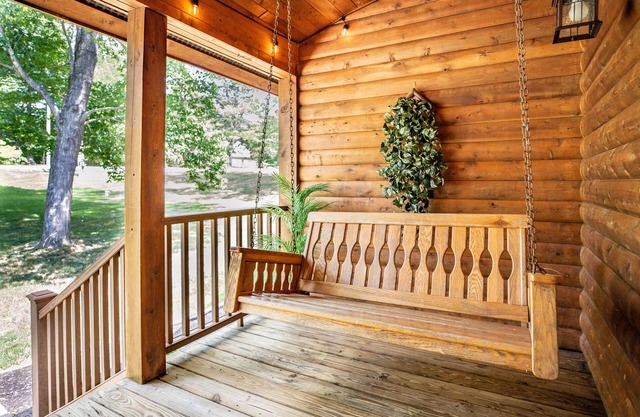 Modern Log Cabin - Pond- Fire Pit- Playground-WiFi