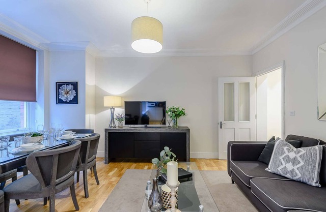 Modern Lower Ground Three Bedroom Apartment in Hammersmith