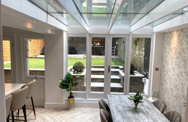 Modern luxurious 3 bed flat with private garden & BBQ