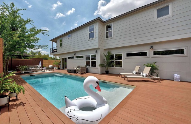 Modern Luxury Home | Shared Pool