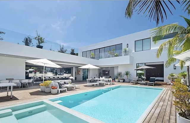 Modern Mansion In Beverly Hills Flats