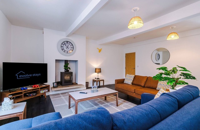 Modern MCR 3BR Home Games 2.5 Baths Sleeps 8