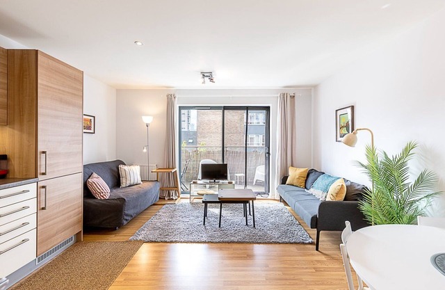 Modern Mile End Flat with Balcony & Terrace