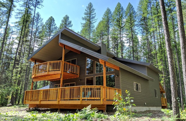 Modern Mountain Cabin across Glacier NP & Izaak Walton Inn. Incl Wifi & Laundry