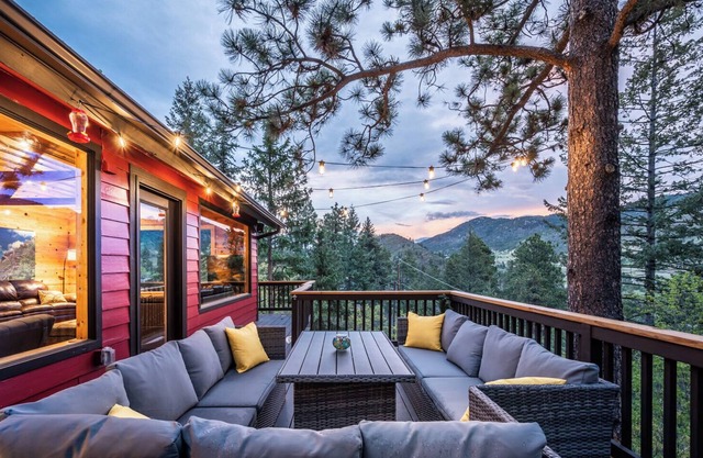 Modern Mountain Getaway: Mountain Views - Hot Tub - Pikes Peak! Hosts 12 guests.