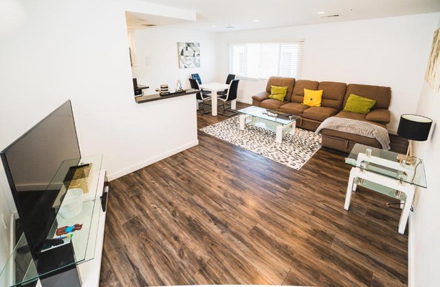 Modern New Close to Downtown LA 1 Bedroom with Parking