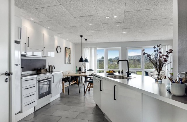 Modern, nicely furnished cottage with sauna and whirlpool.