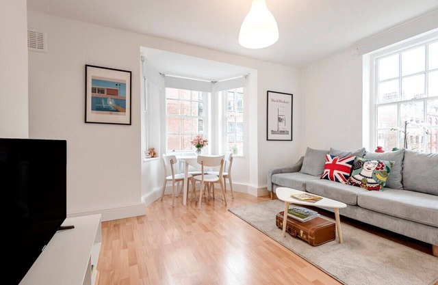 Modern One Bedroom Victoria Apartment