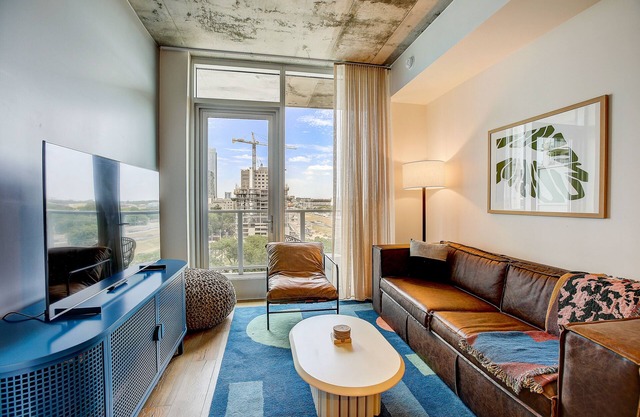 Modern Rainey Street condo with rooftop pool & lounge - walk everywhere